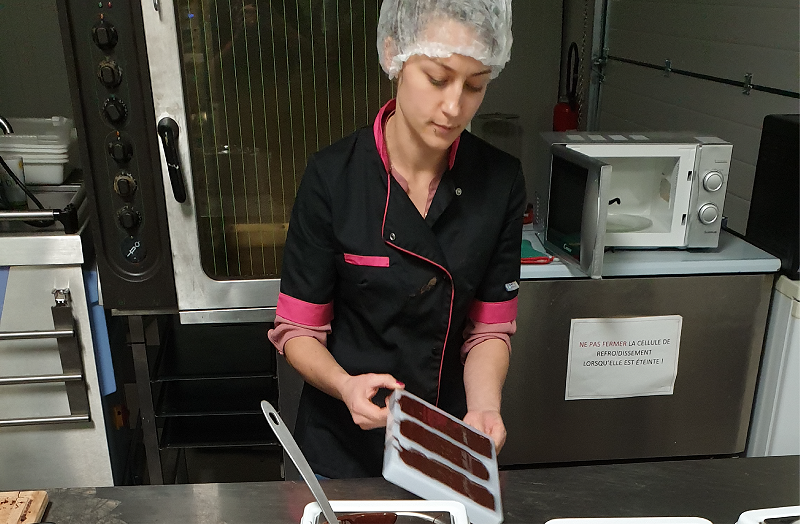 Moulage de tablette de chocolat bean to bar par Noémie de Charles Chocolartisan